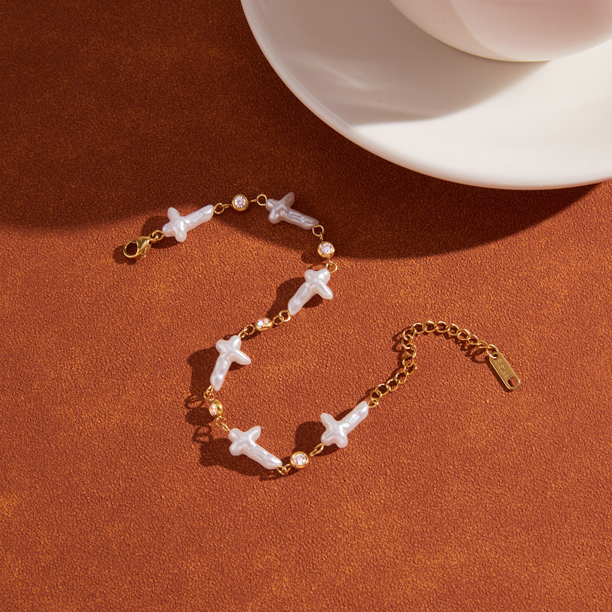 Bracciale di lusso minimalista con croce geometrica in acciaio al titanio placcato oro 18 carati e perle finte, gioielli di moda da donna