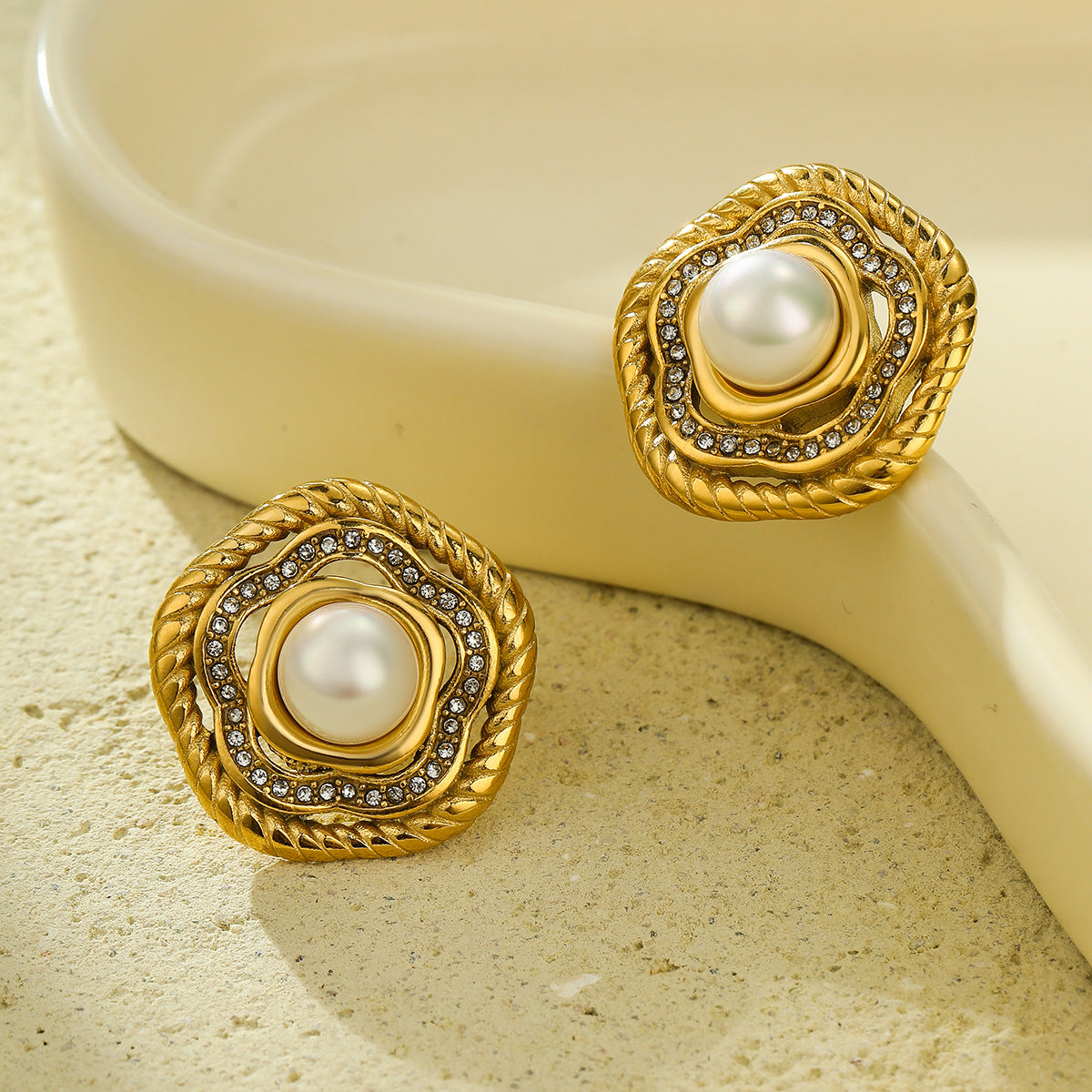 Pendientes de Acero de Titanio Estilo Palacio Francés Vintage con Perla y Diseño de Flor de Zirconia, Acabado Electrochapado para Mujer