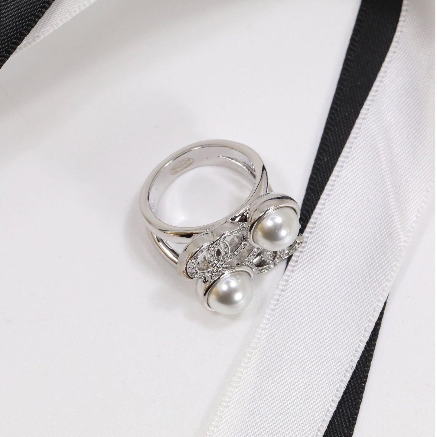 Anello con lettera in ottone placcato oro di lusso con strass e perle