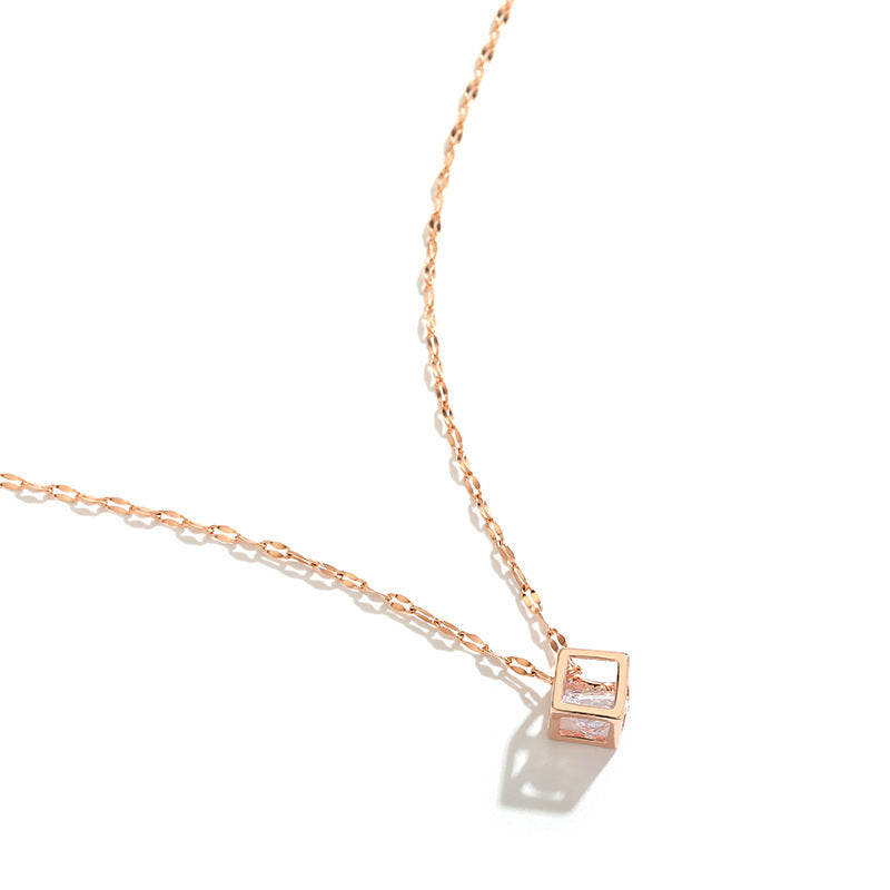 Collana da donna a forma di quadrato cavo geometrico minimalista con zirconi, in acciaio al titanio con finitura placcata e catena ondulata