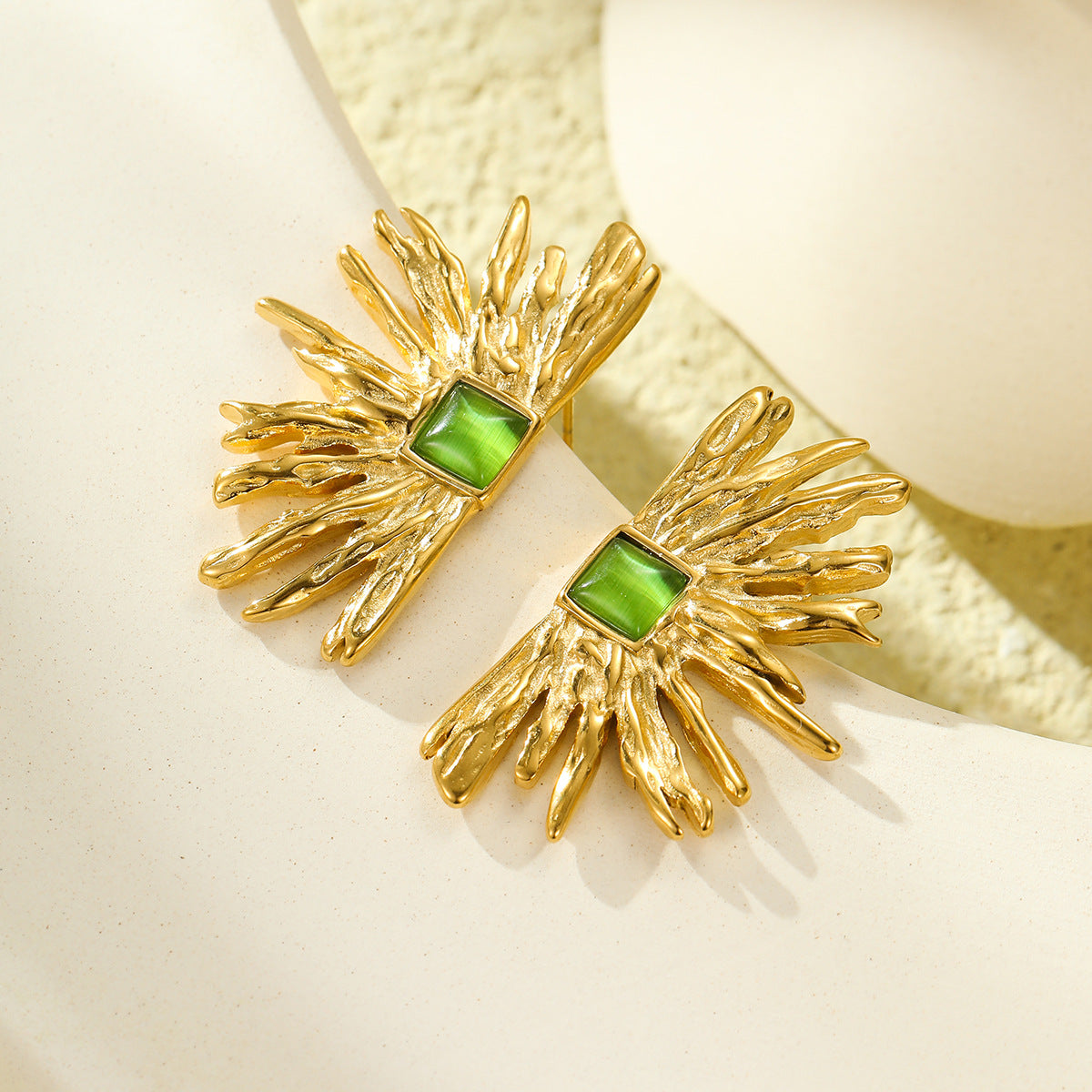 Orecchini a perno da donna a forma di girasole, in acciaio inossidabile, con occhio di gatto verde, stile vintage