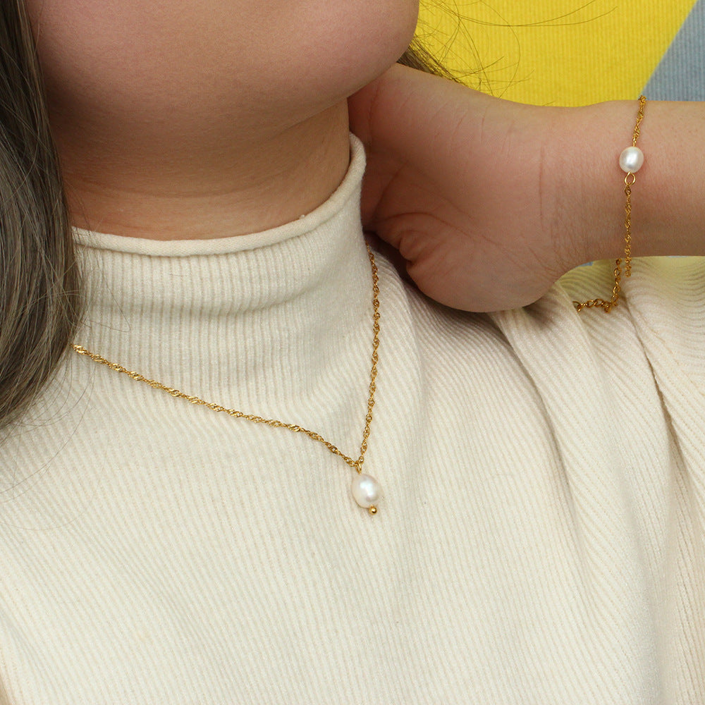Collana da donna alla moda geometrica in acciaio inossidabile placcato con ciondolo a perla, catena ondulata e perla d'acqua dolce