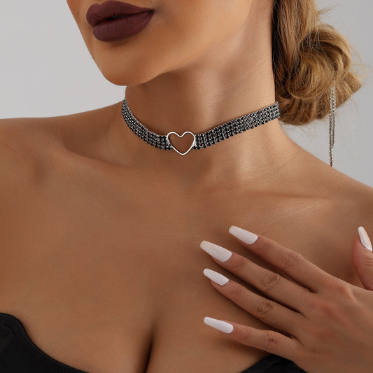 Collana alla moda con pendente a cuore cavo e strass su catena clavicola multistrato in metallo placcato da donna