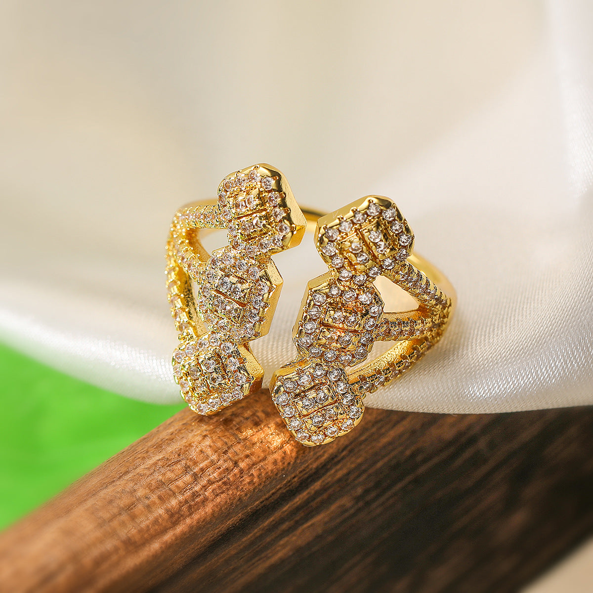 Anello Aperto Geometrico Minimalista da Donna in Ottone Placcato Oro con Intarsi in Zirconi