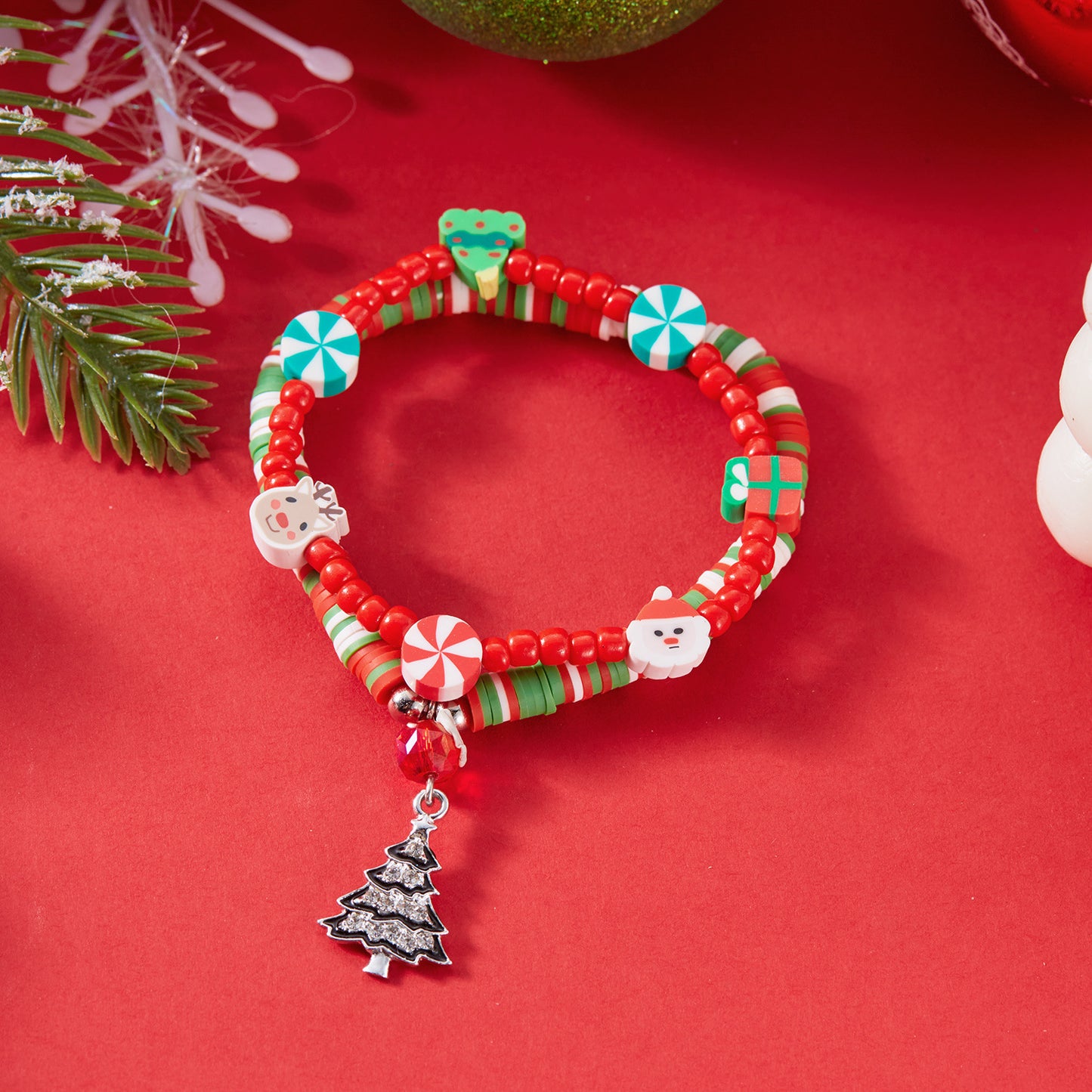 Set di Braccialetti di Natale Fatti a Mano con Perline e Personaggi dei Cartoni Animati per Donna, con Accenti in Cristallo, Vetro, Argilla Polimerica e Lega, e Motivi Festivi a Renna e Campanella