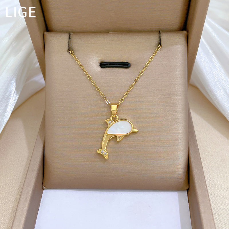 Collana con Ciondolo a Conchiglia e Delfino Minimalista da Donna con Catena in Acciaio al Titanio e Intarsio di Strass