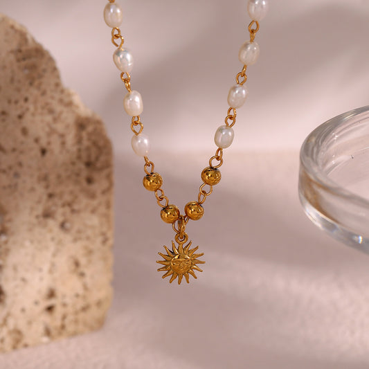 Collana pendente minimalista a forma di sole in acciaio inossidabile con ciondolo in acciaio al titanio placcato oro e perle d'acqua dolce su catena standard