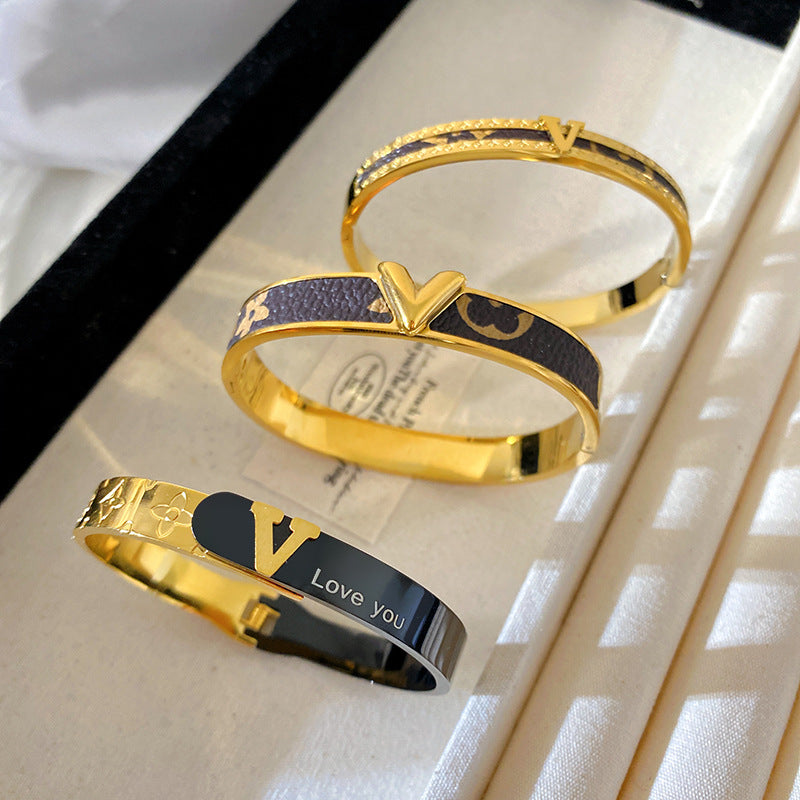 Luxury Letter V Monogram Leather Titanium Steel Bracelet with Single Row Rhinestones for Women