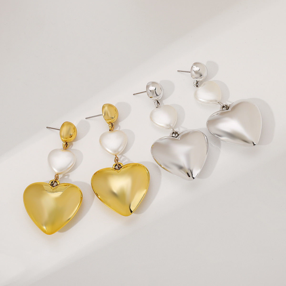 Elegantes Pendientes de Aleación con Forma de Corazón con Incrustaciones de Pedrería y Resina Bañados para Mujer