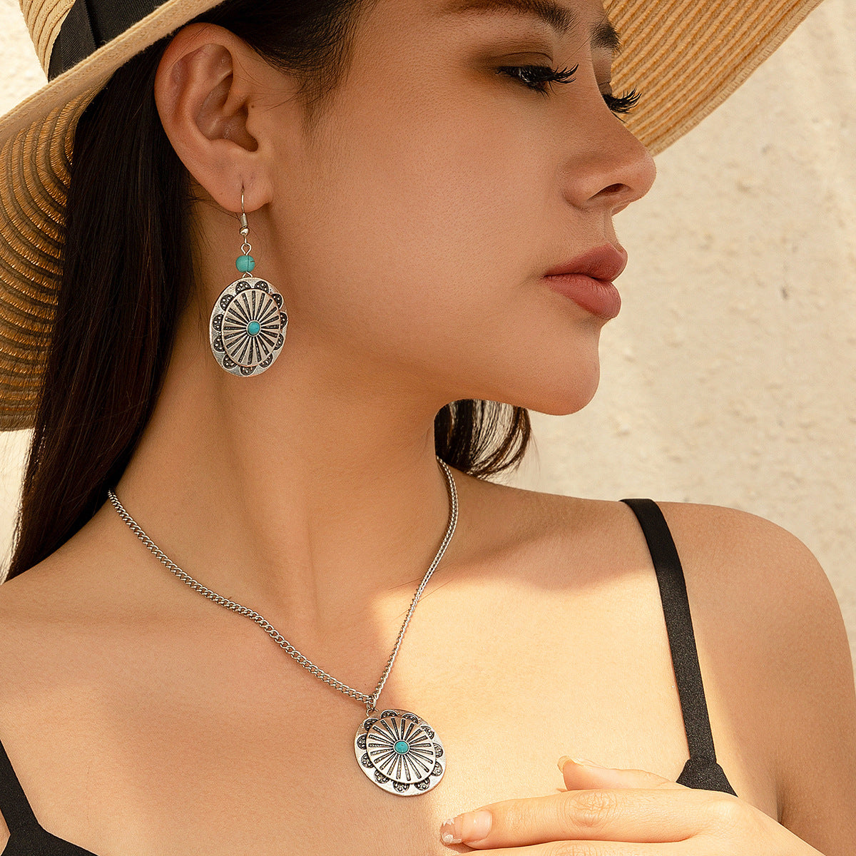 Collana Donna in Stile Etnico con Ciondolo Turchese e Palma, Forma Geometrica, Struttura in Lega, Incassatura Micro-Pavé, Catena a O