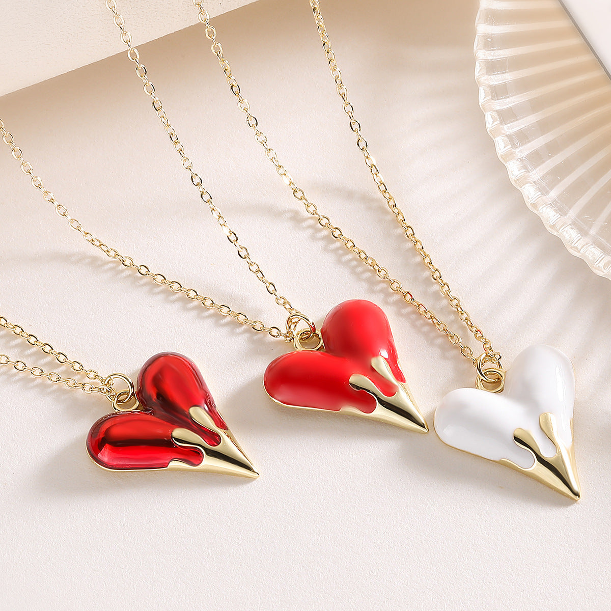 Collar con colgante de corazón de esmalte retro minimalista para mujer, cadena con medallón de cobre