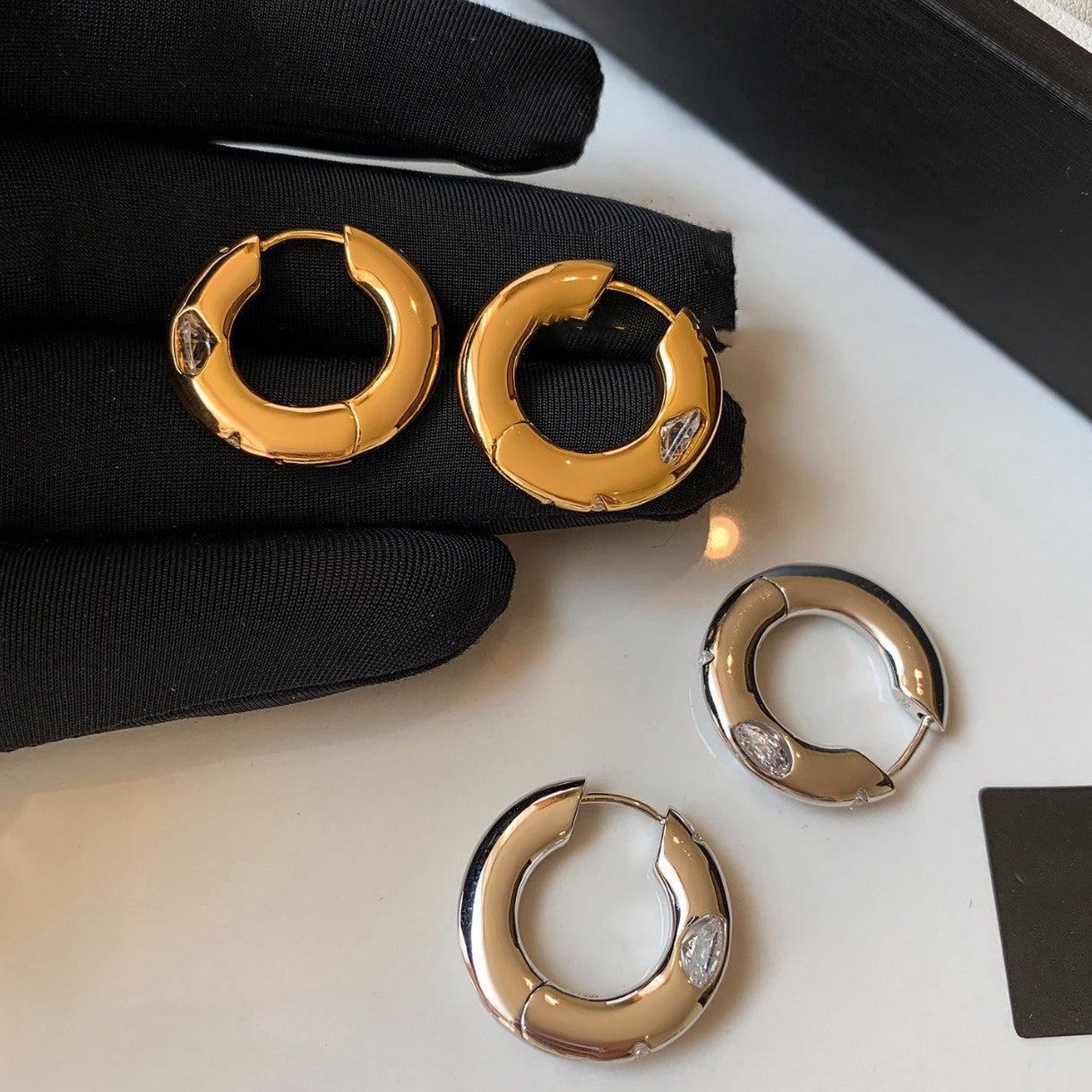 Orecchini a perno da donna in rame placcato oro con zirconi geometrici rotondi, stile lusso minimalista