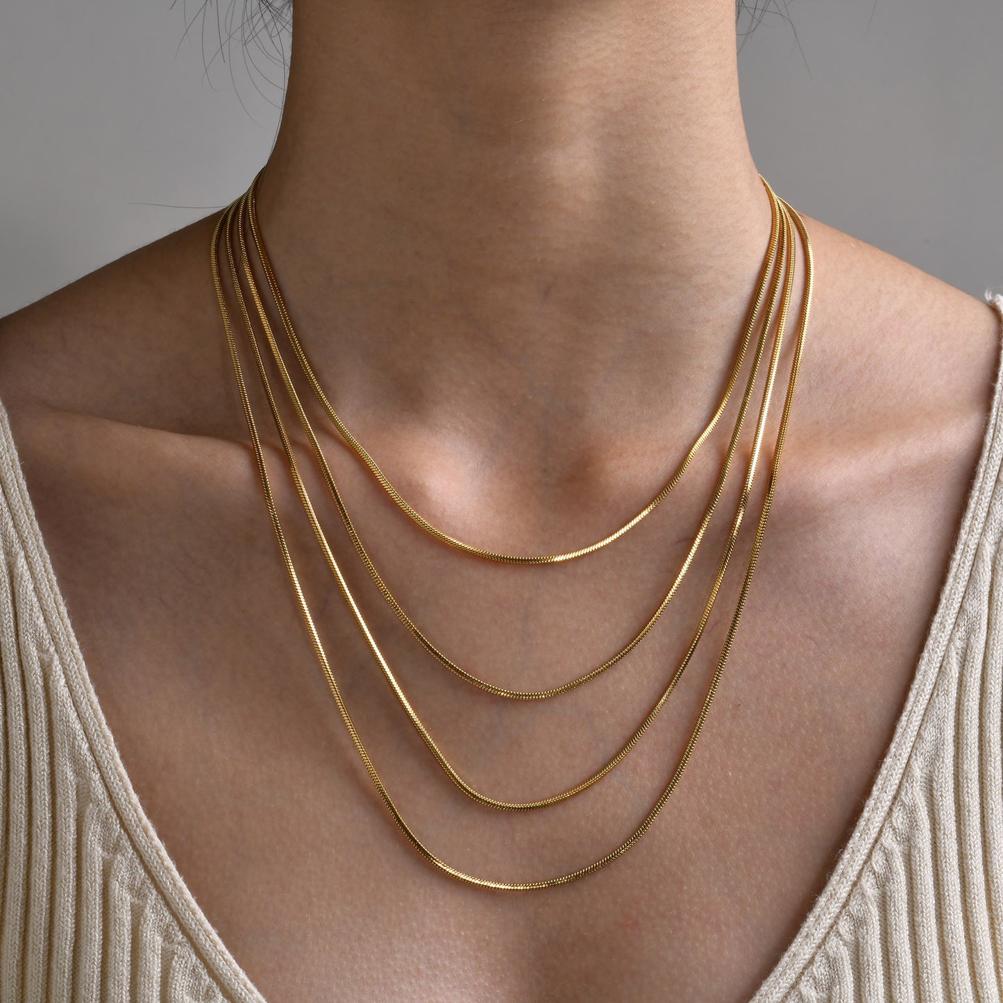 Barra de dijes con cadena de serpiente de acero de titanio chapado en oro minimalista