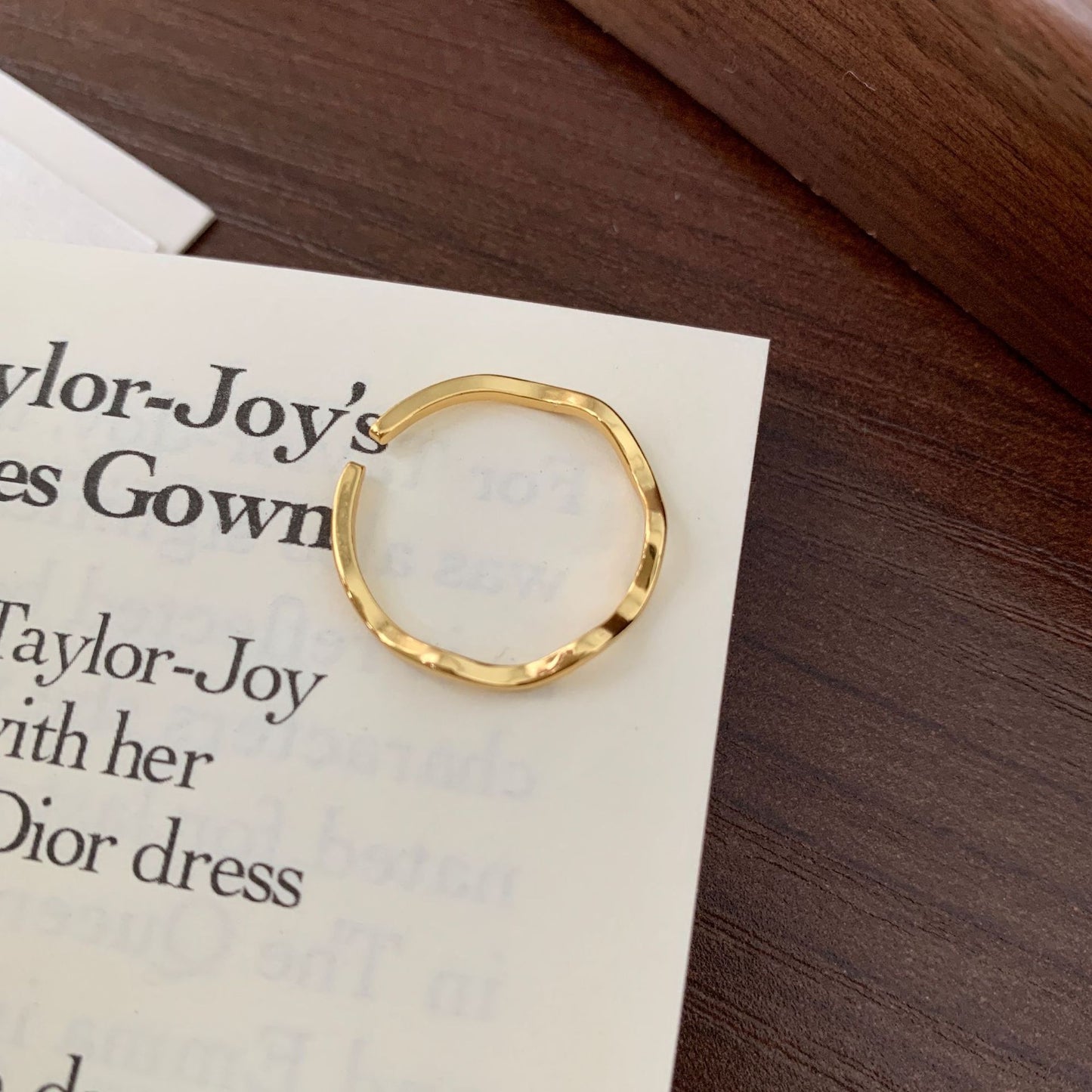 Anello da donna minimalista a forma di onda in argento sterling 925 con finitura placcata