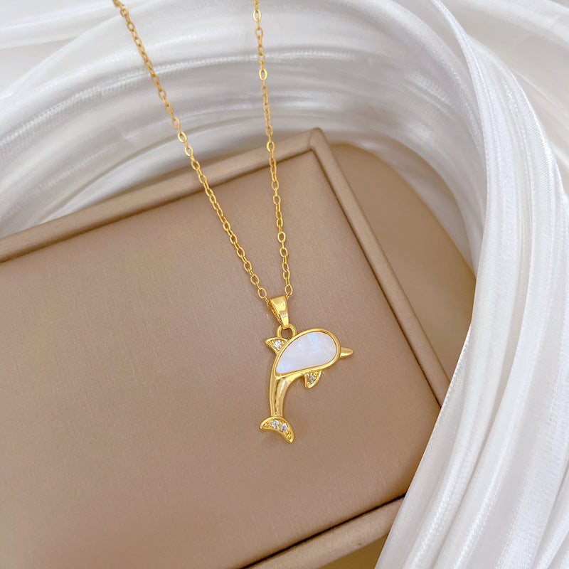 Collana con Ciondolo a Conchiglia e Delfino Minimalista da Donna con Catena in Acciaio al Titanio e Intarsio di Strass
