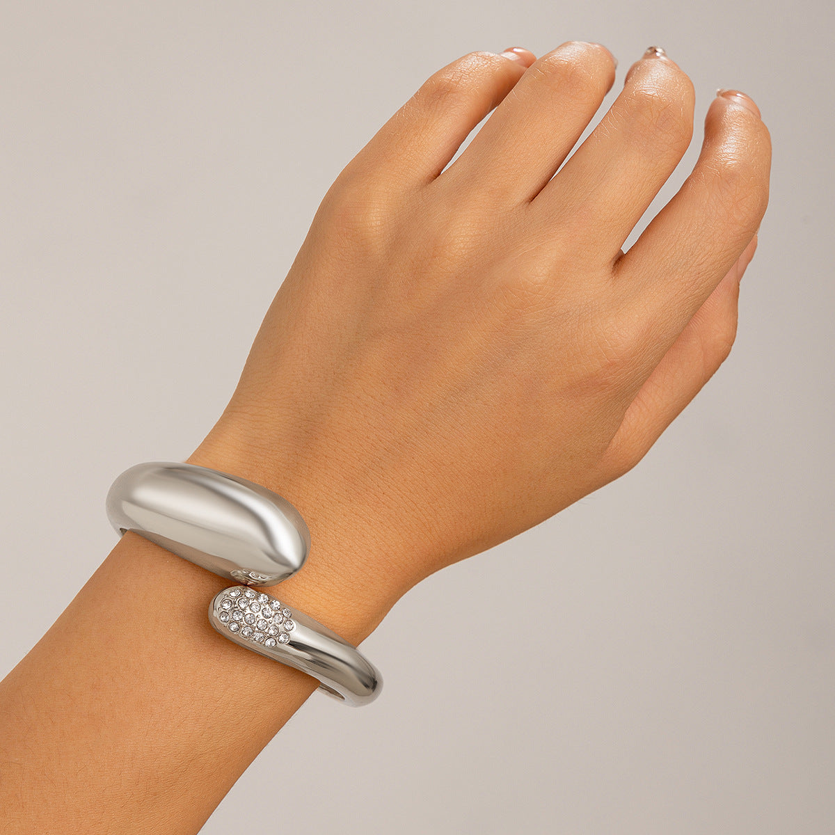 Bracciale a manetta in metallo lucidato a forma di goccia d'acqua oversize con finitura a specchio e design geometrico