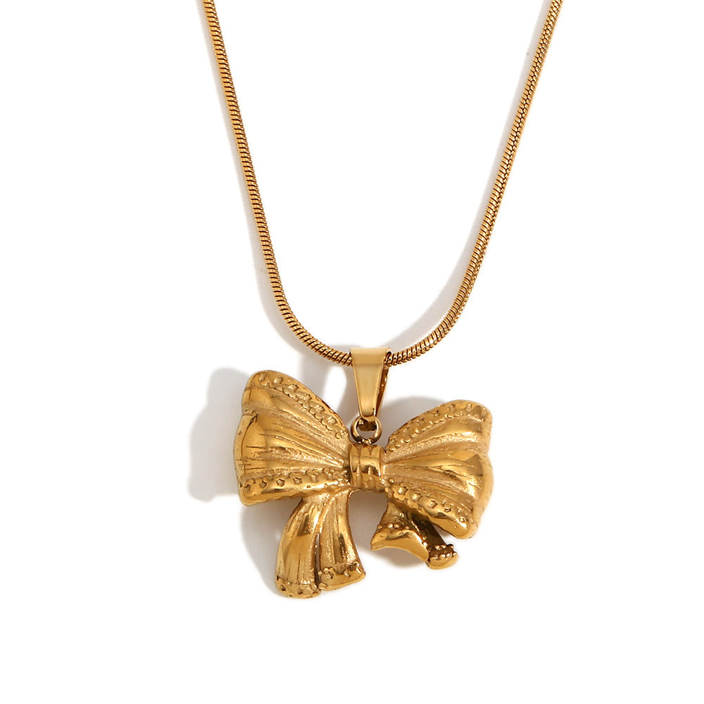 Elegante Collar con Colgante de Lazo para Mujer en Acero Inoxidable con Baño de Oro de 18K en Delicada Cadena de Serpiente