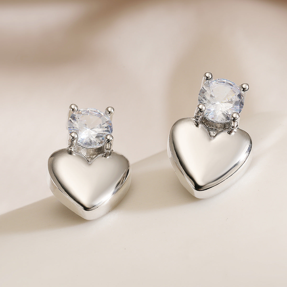 Pendientes de cobre minimalistas con forma de corazón, chapados en oro de 18 quilates y con incrustaciones de circonitas para mujer
