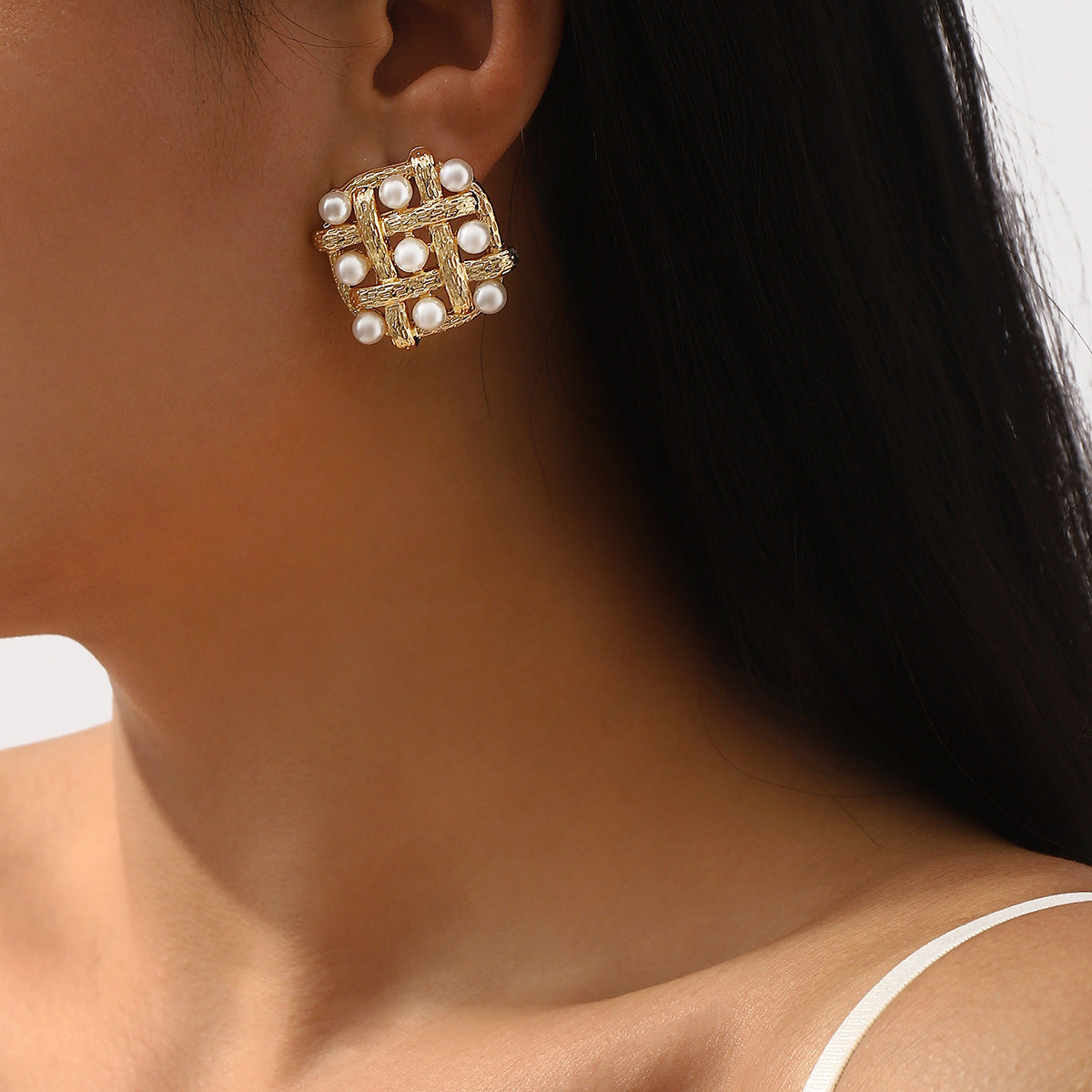 Elegantes Pendientes de Aro Geométricos Estilo Hepburn de Aleación con Incrustaciones de Perlas y Diseño Calado Tejido
