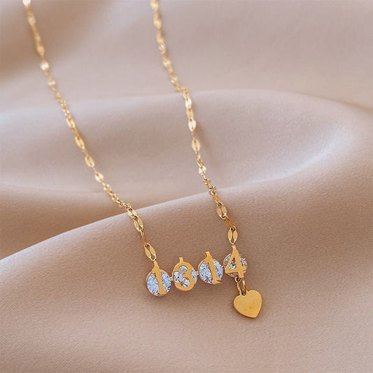 Collana con ciondolo a forma di lettera "LOVE" in acciaio al titanio placcato oro 18 carati e catena a labbra alla moda per donna