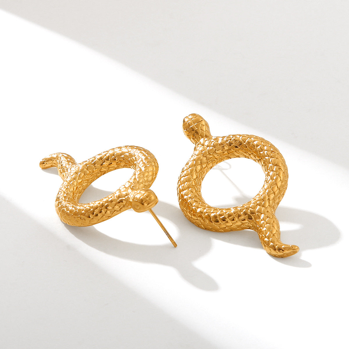 Orecchini a perno in acciaio inossidabile a forma di serpente stile Ins con placcatura in oro 18K, ipoallergenici in acciaio al titanio