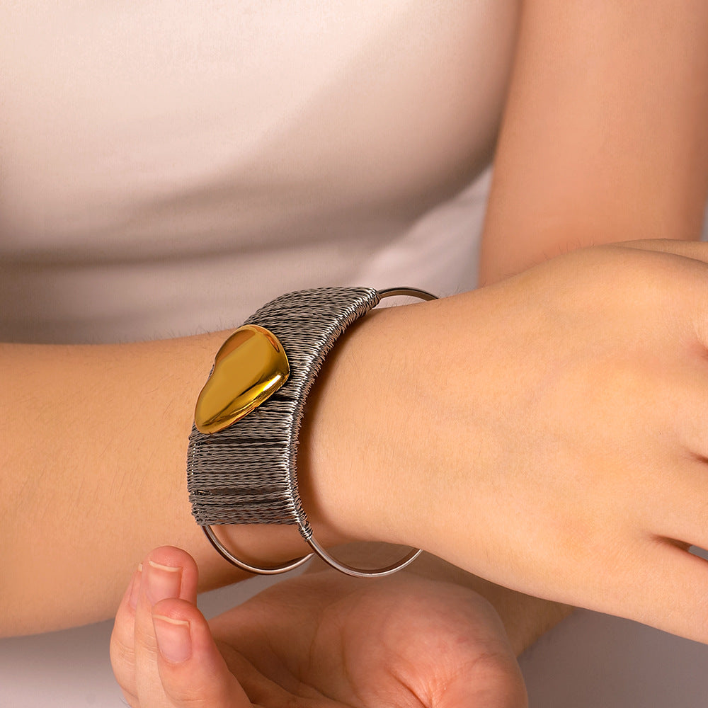 Bracciale minimalista in acciaio inossidabile con placcatura in oro 18 carati, accento a forma di cuore, gioiello da donna audace e unico