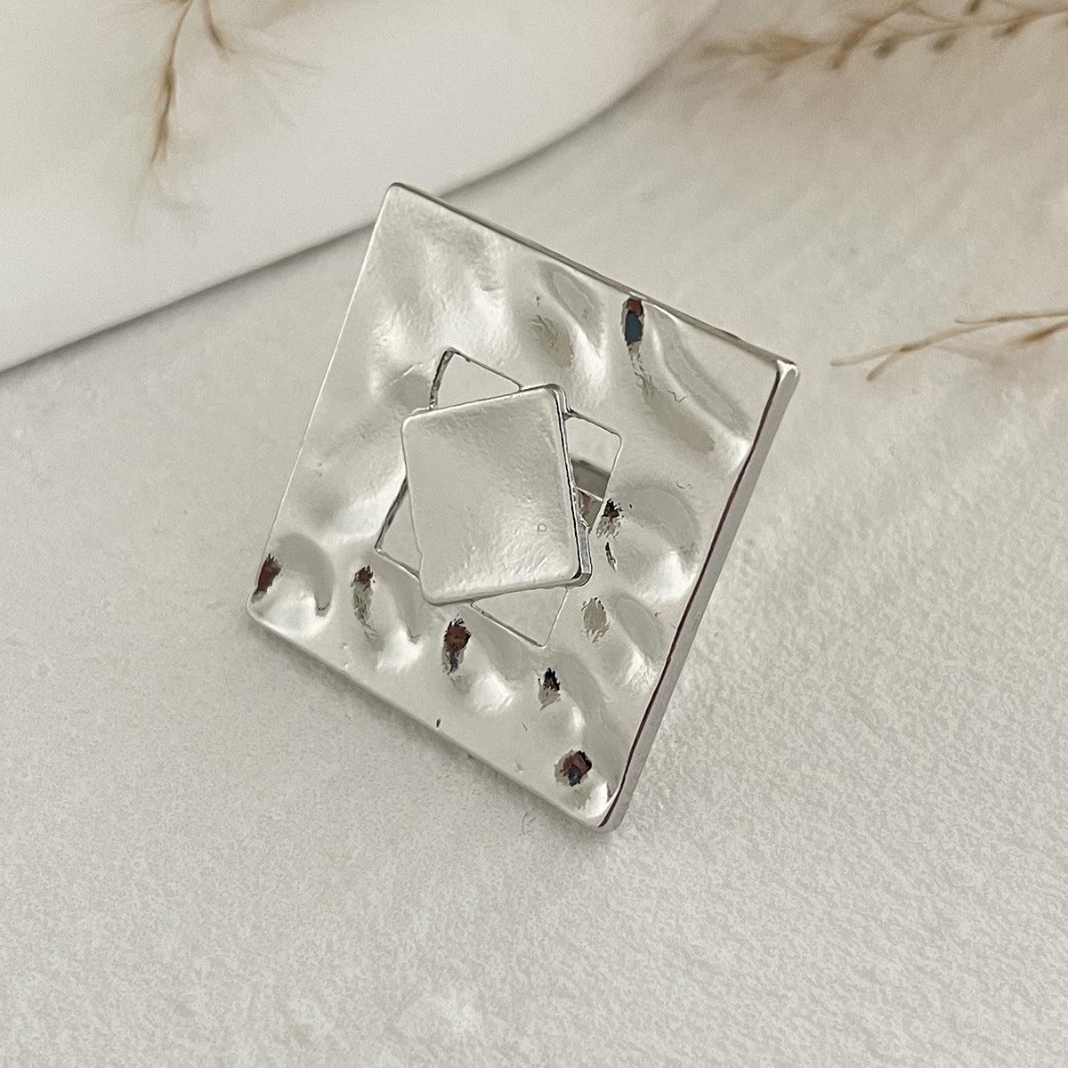 Anello da donna minimalista geometrico testurizzato in lega con design floreale e finitura martellata