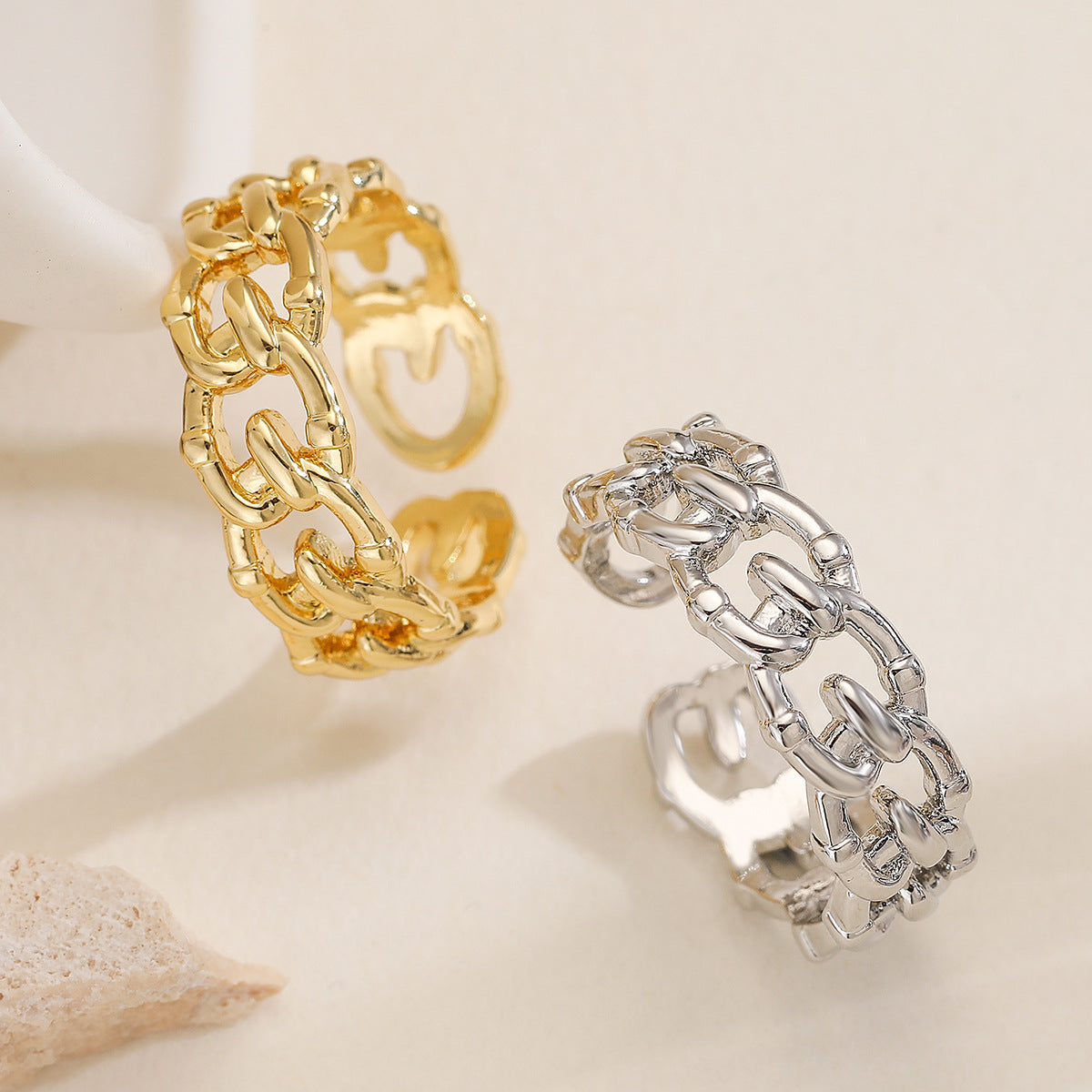 Anello Aperto Geometrico Minimalista da Donna in Ottone Placcato Oro con Design a Intaglio Irregolare
