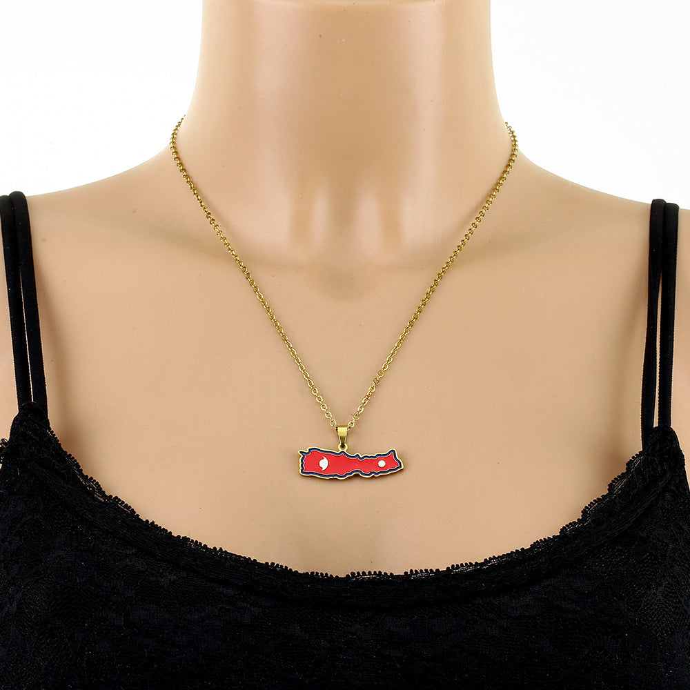 Collar con Colgante de Mapa Geométrico Vintage de Nepal en Acero Inoxidable con Acabado Esmaltado y Cadena de Eslabones para Unisex