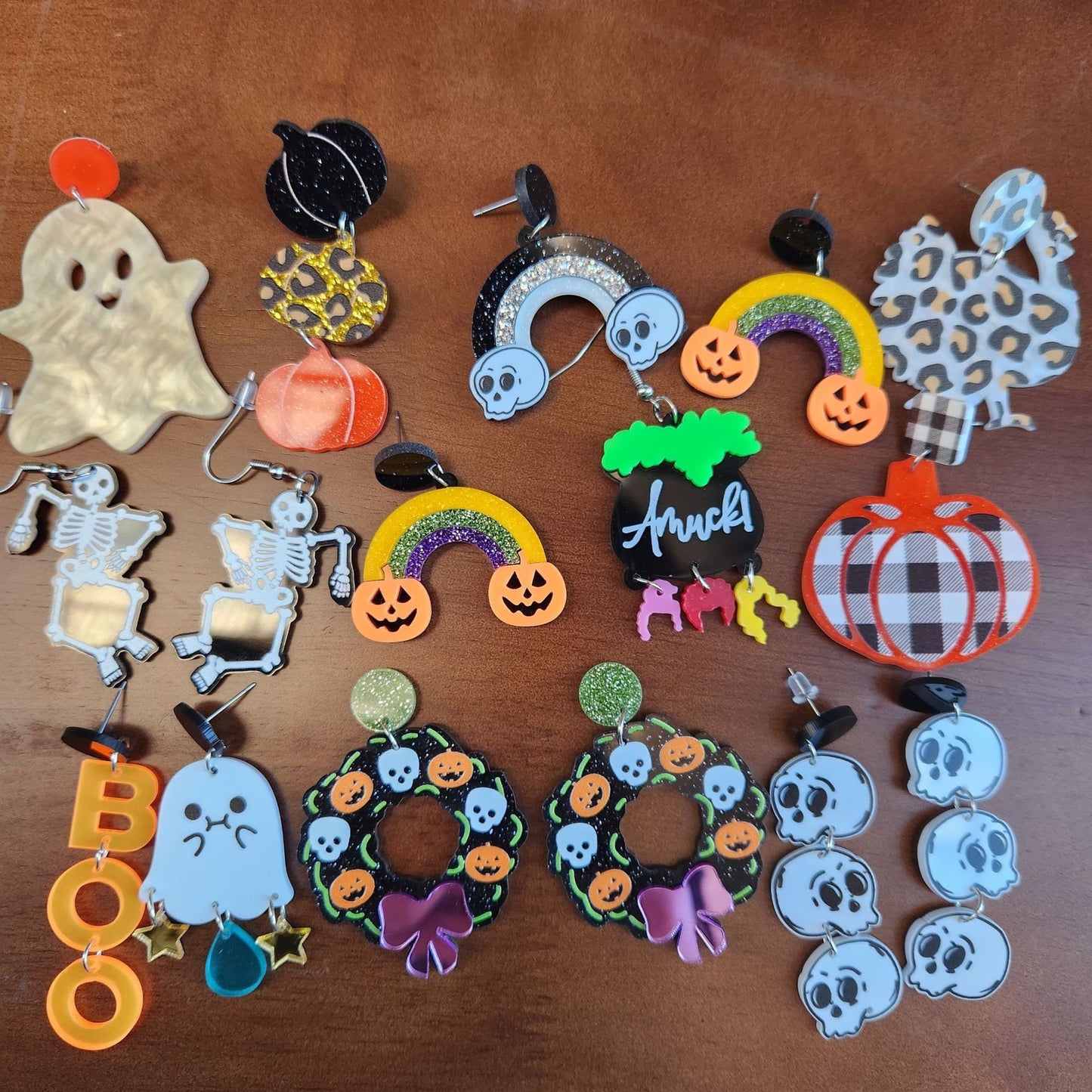 Orecchini pendenti acrilici teschio di Halloween e zucca con accenti arcobaleno, orecchini di tendenza da donna di ispirazione vintage