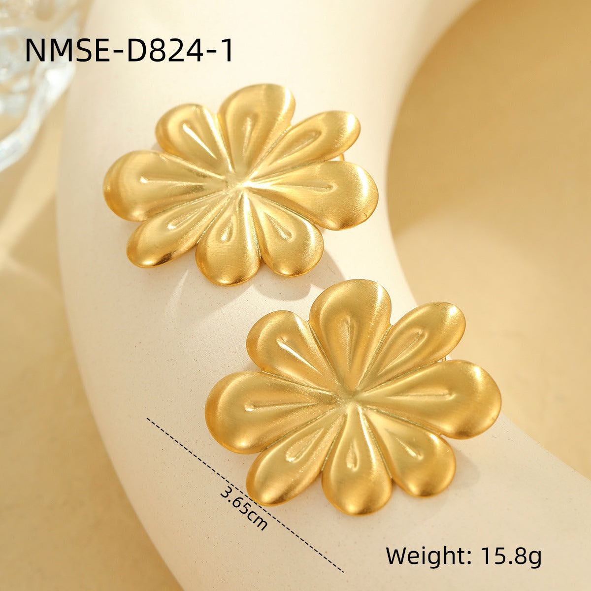 Collana con ciondolo a petalo spazzolato in acciaio inossidabile alla moda da donna con finitura galvanizzata e design geometrico floreale