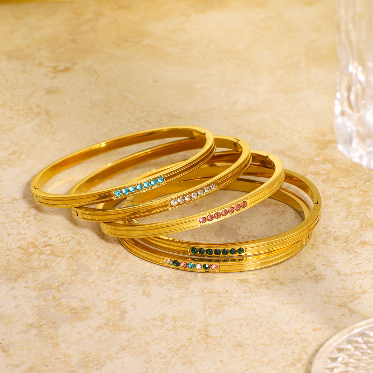 Bracciale Minimalista Geometrico in Acciaio Inossidabile Placcato con Strass Colorati, Chiusura a Scatto Ipoallergenica, Gioielli Lussuosi per Tutti i Giorni