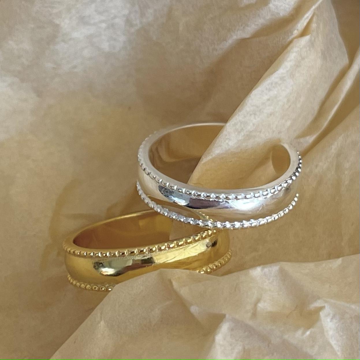 Minimalist Heart-Shaped 925 Sterling Silver Ring with Smooth Polished Surface and Geometric Accent