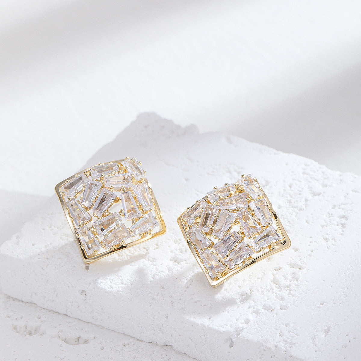 Aretes de botón minimalistas geométricos de diamantes de imitación en cobre con postes de acero inoxidable, diseño cuadrado y en forma de estrella