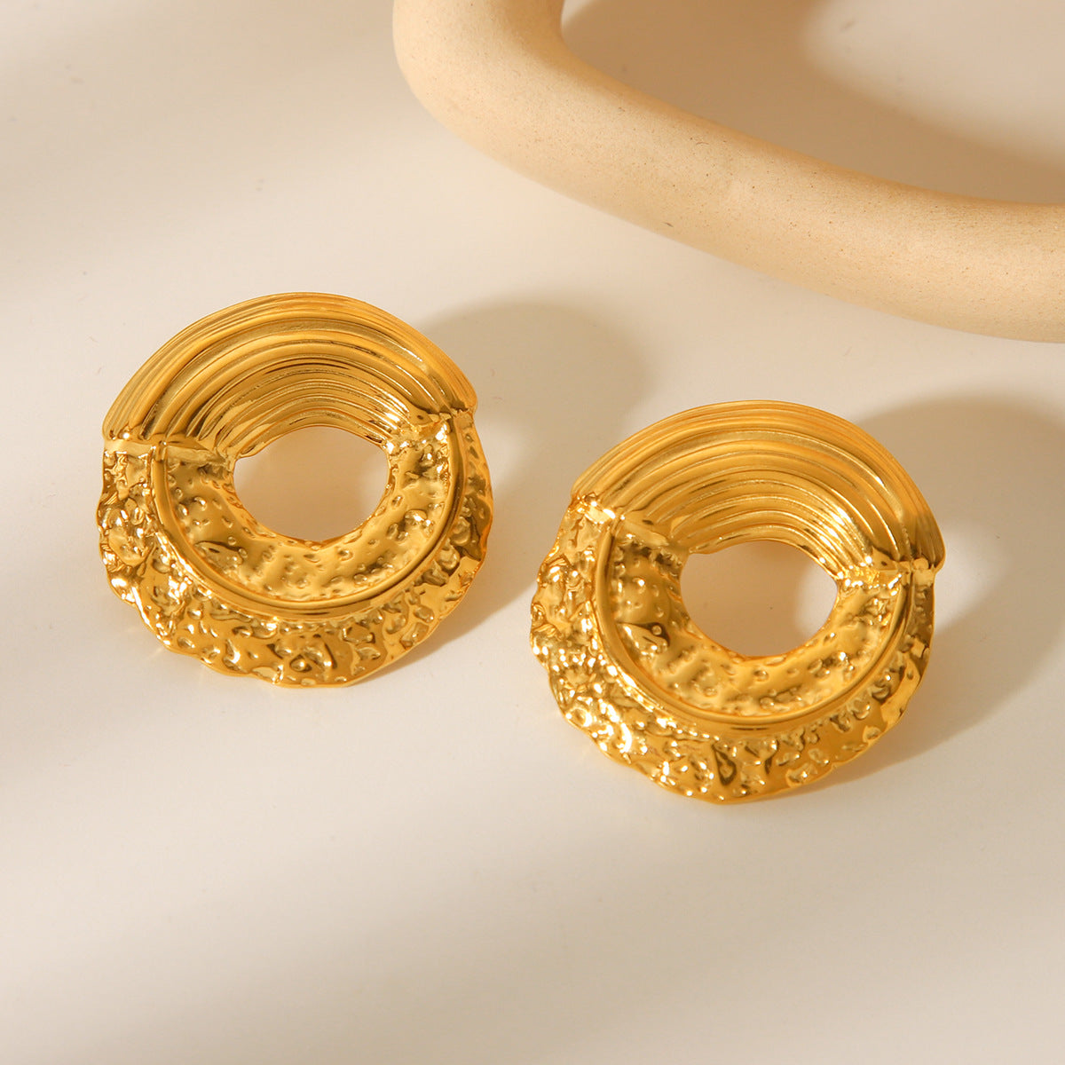 Pendientes de aro huecos geométricos martillados de acero inoxidable bañados en oro de 18 quilates estilo Ins a la moda para mujer