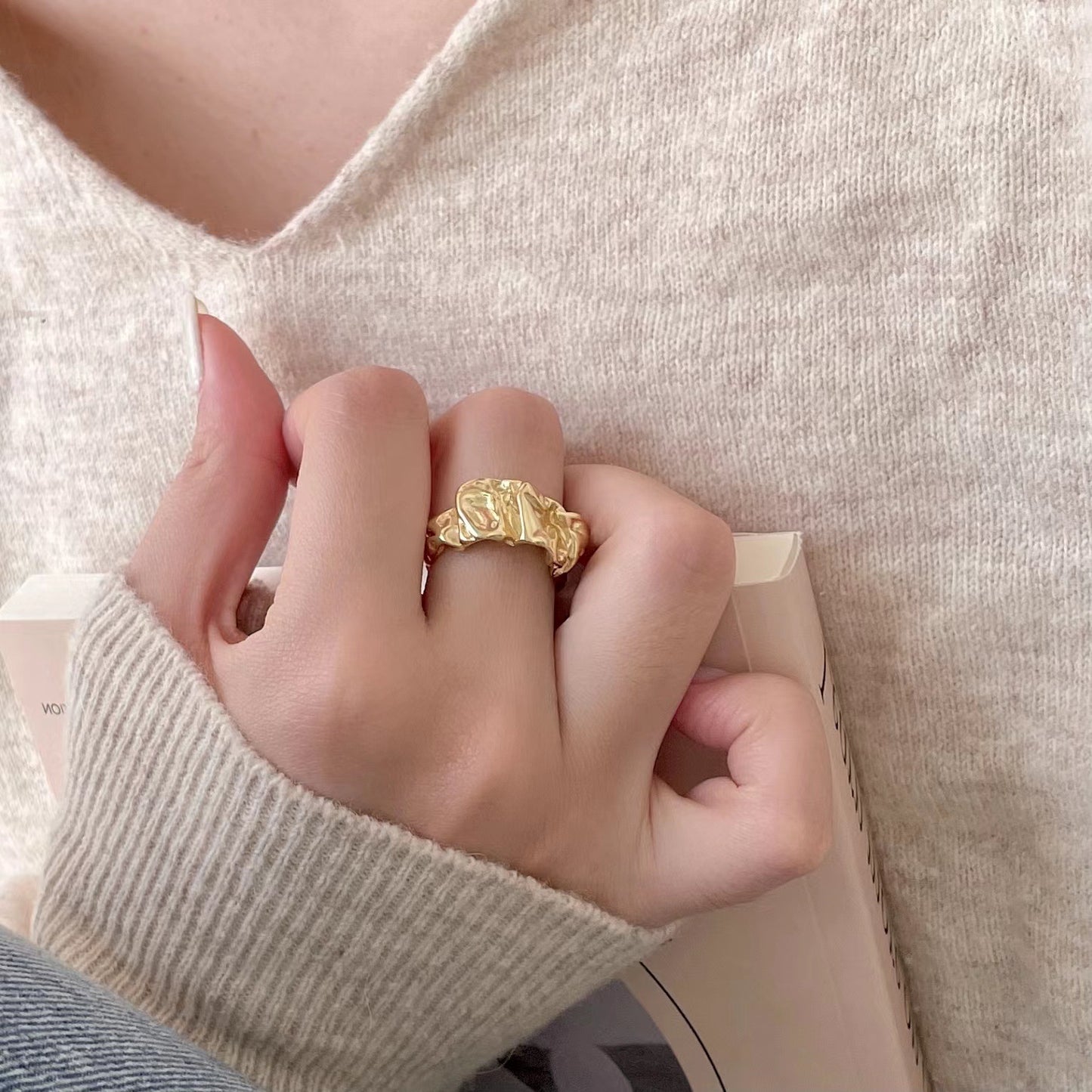 Anillo geométrico texturizado abstracto de plata de ley 925, elegante y moderno para mujer