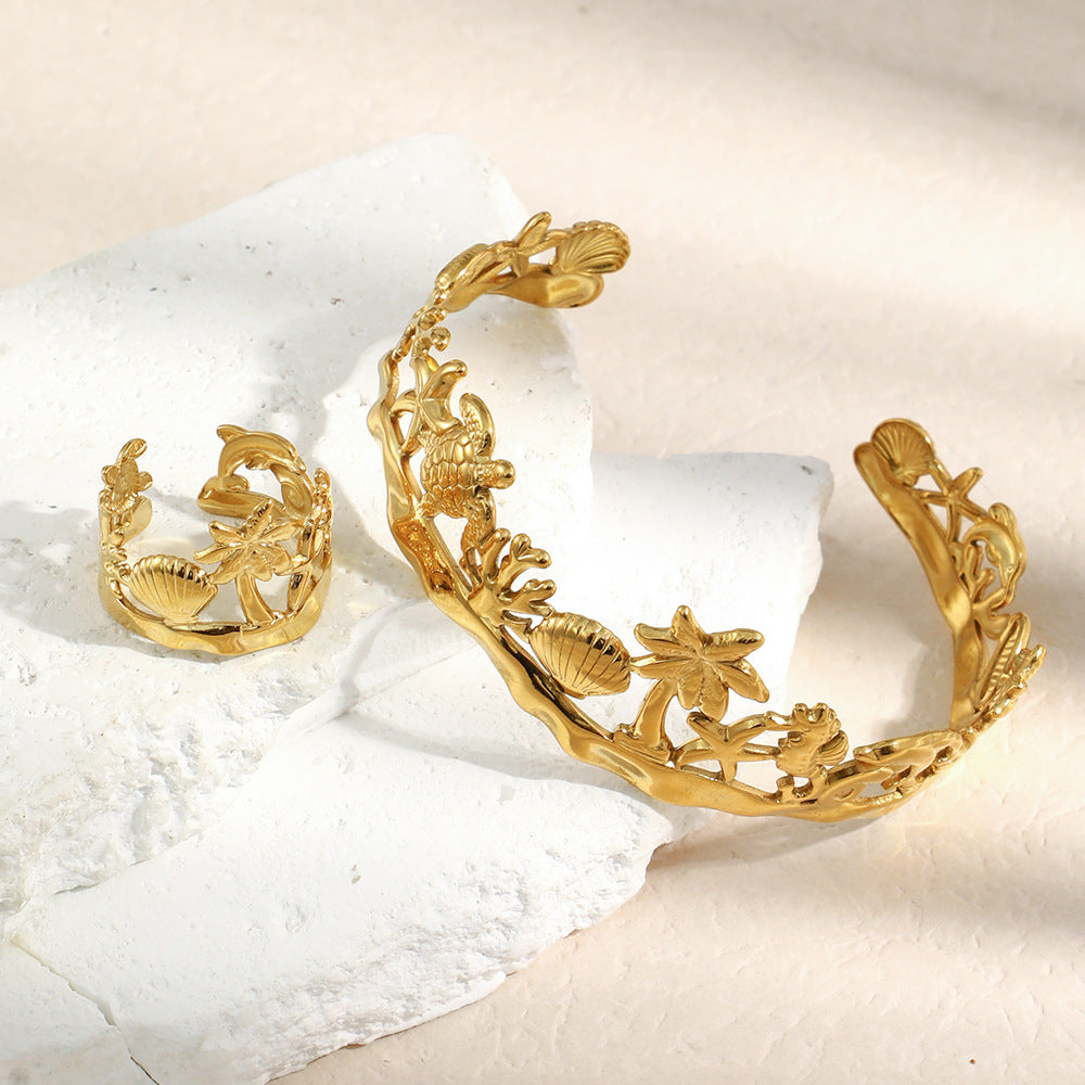 Pulsera Minimalista de Acero Inoxidable con Baño de Oro de 18K, Inspirada en el Océano con Motivos de Concha Marina y Estrella de Mar