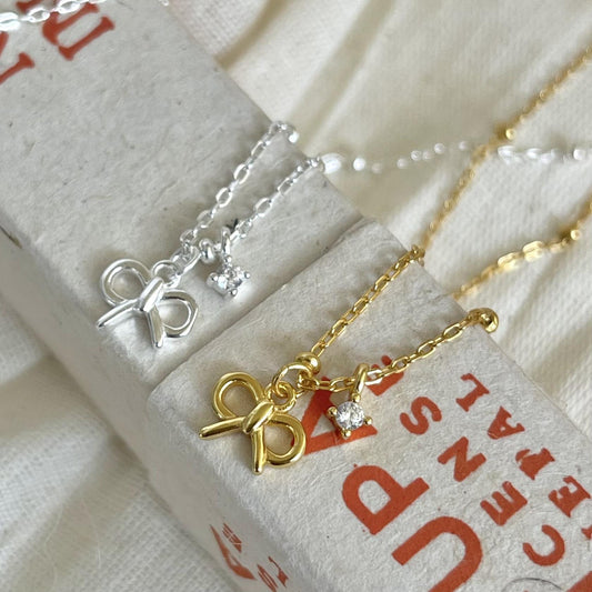 Collar Minimalista con Colgante de Lazo en Plata de Ley 925 con Detalles de Circonita Cúbica en Cadena de Bolitas
