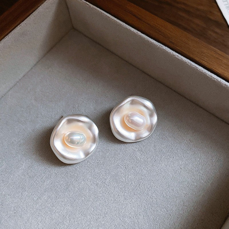 Pendientes de metal geométricos minimalistas con incrustaciones de diamantes de imitación y acabado cepillado para mujer