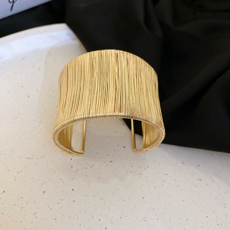 Pulsera Cóncava Irregular Minimalista para Mujer en Aleación de Latón con Acabado Galvánico