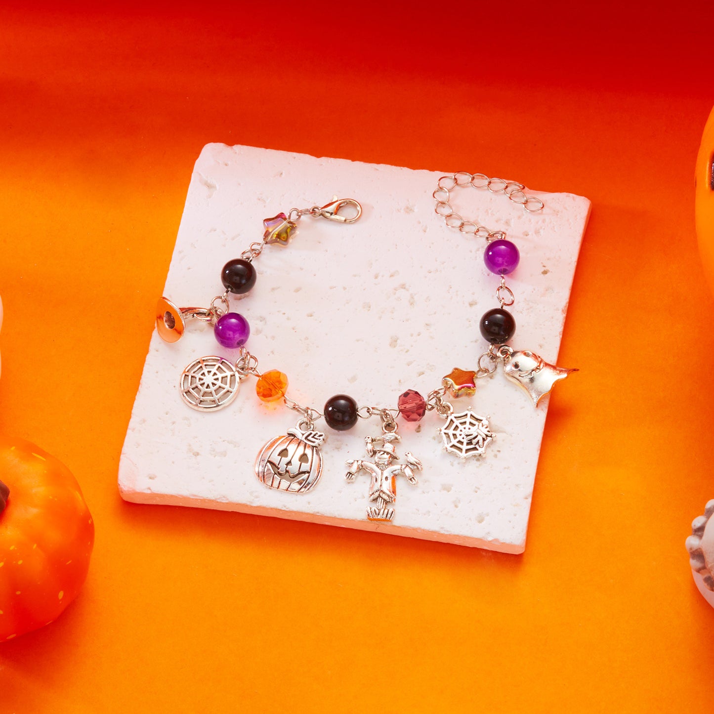 Cadena de mano con temática de Halloween con dije de espantapájaros, calabaza, fantasma, telaraña, pulsera de moda unisex electrochapada de aleación con cadena de serpiente para regalo de festival