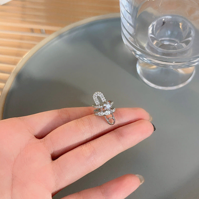 Orecchini a clip geometrici minimalisti da donna con intarsio in zircone e base in rame