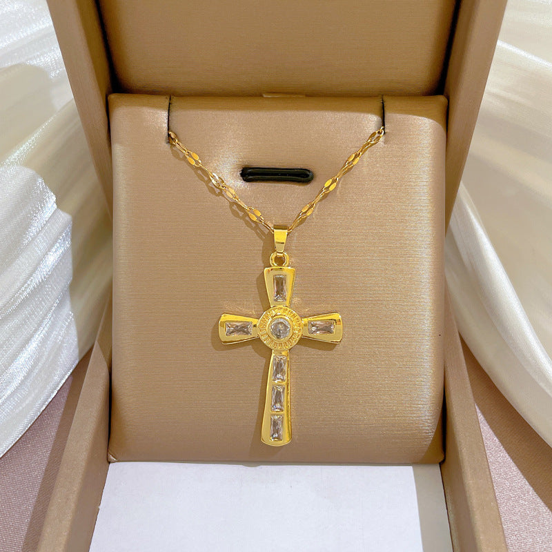 Collana girocollo minimalista da donna con ciondolo a croce in acciaio titanio, dettagli micro-pavé e catena regolabile