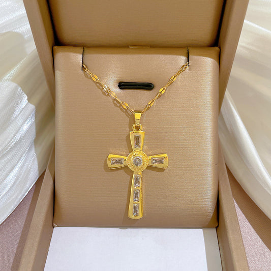 Collana girocollo minimalista da donna con ciondolo a croce in acciaio titanio, dettagli micro-pavé e catena regolabile
