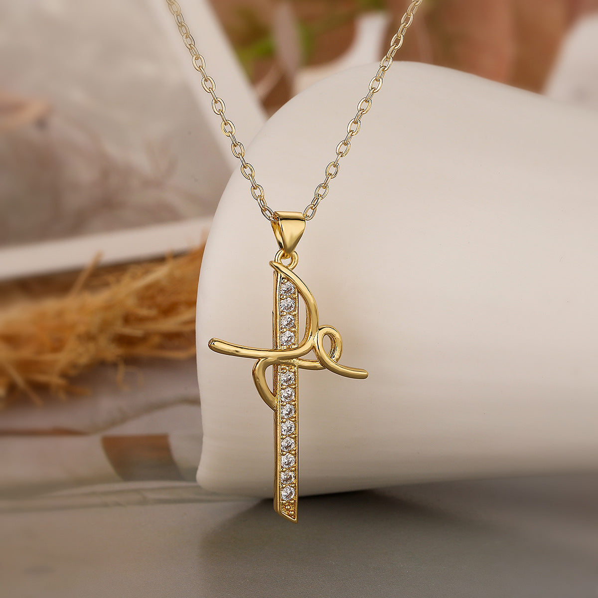Collana con pendente a croce minimalista da donna in rame con placcatura in oro 18 carati e intarsi in zirconi