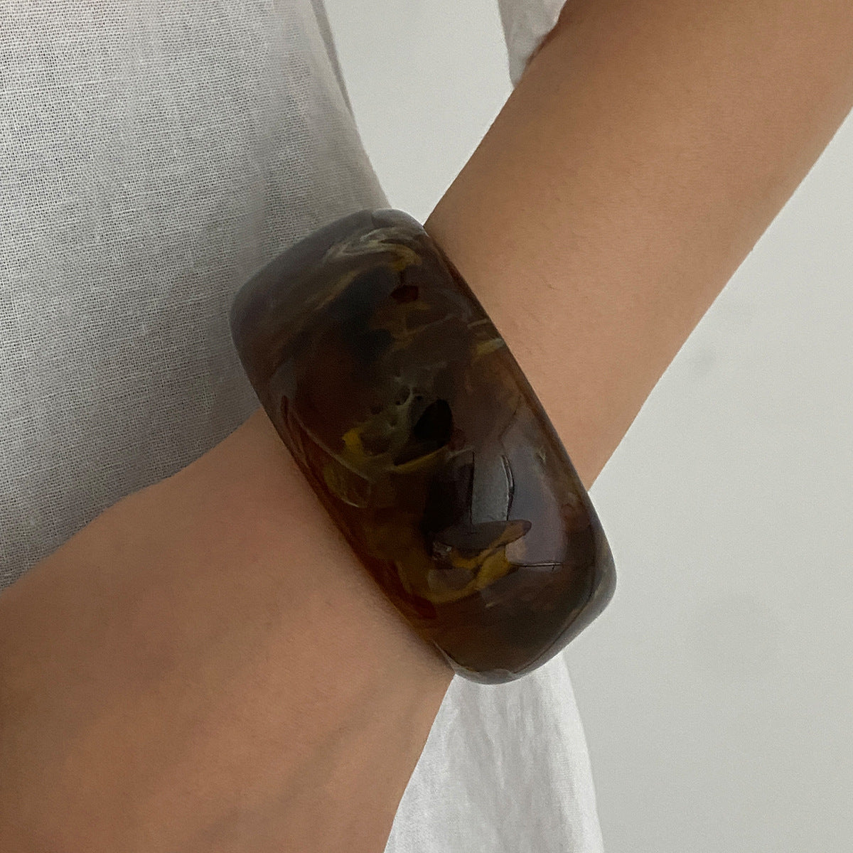 Bracciale da donna minimalista geometrico in acrilico e lega con finitura placcata