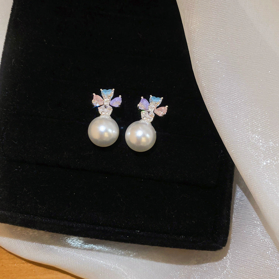 Orecchini a perno da donna minimalisti ed eleganti con fiori, perle e zirconi, con perni in acciaio inossidabile e finitura di lusso
