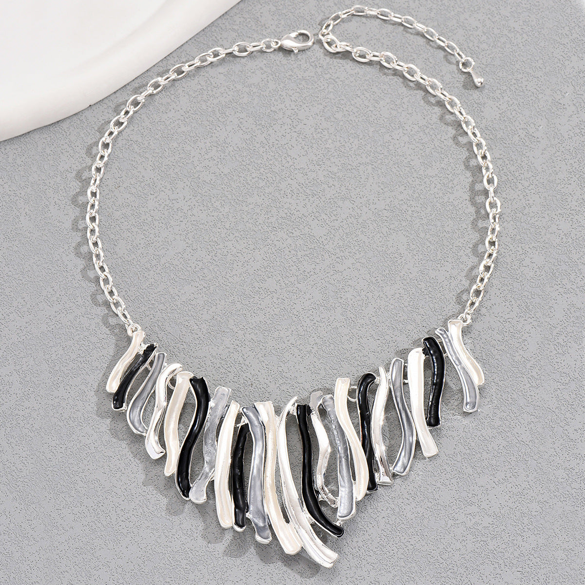Collana con Pendente Geometrico Minimalista con Finitura Smaltata da Donna, Pendente in Lega a Forma di U Irregolare e a Diamante su Catena Standard