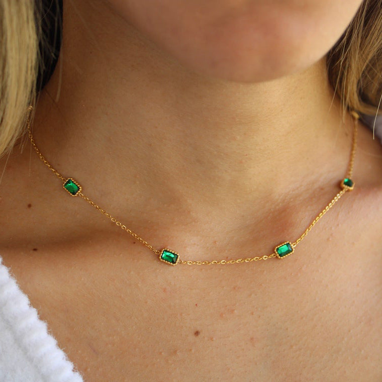 Collana da donna minimalista quadrata con zirconi verdi in acciaio al titanio placcato