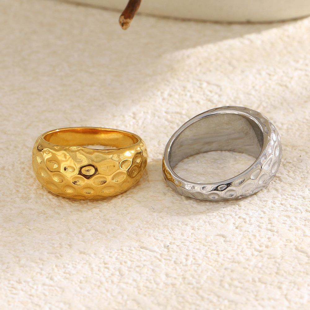 Anello da donna minimalista in acciaio inossidabile martellato con design lineare e placcatura in oro 18 carati